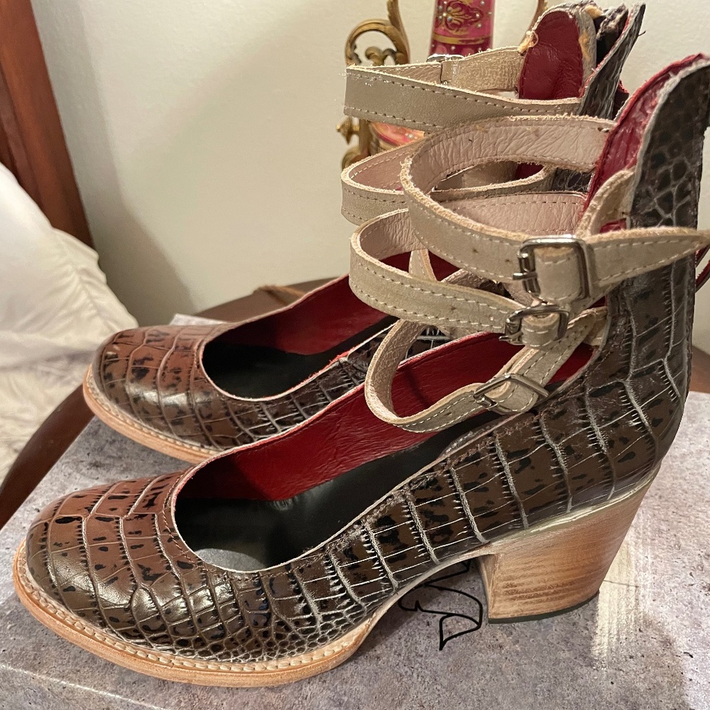 FREEBIRD by STEVEN GORGEOUS Croco brown/tan 3 straps PRISTINE